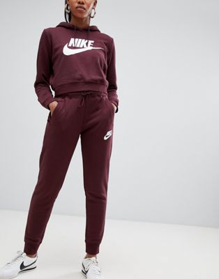 Nike - Rally - Pantaloni della tuta larghi bordeaux con logo | ASOS