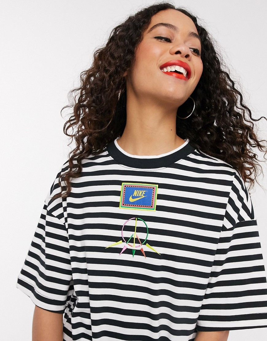 Nike – Randig t-shirt i oversize-modell med peace-logga-Flerfärgad