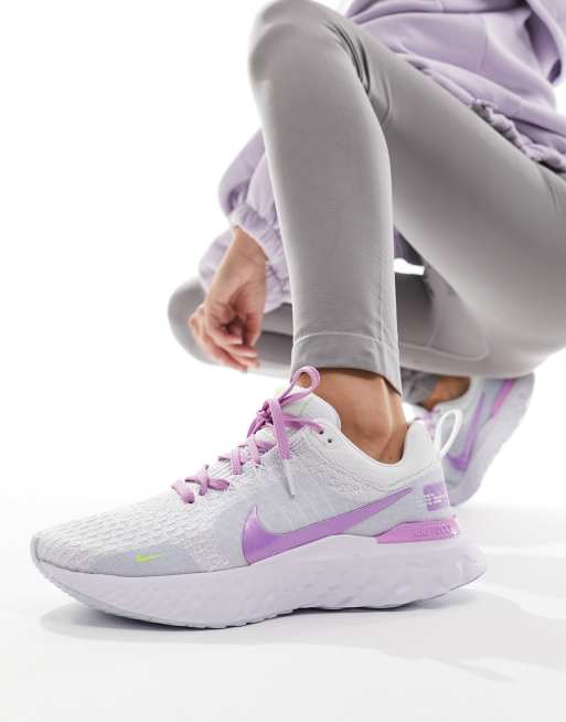 Women's fuchsia best sale nike shoes