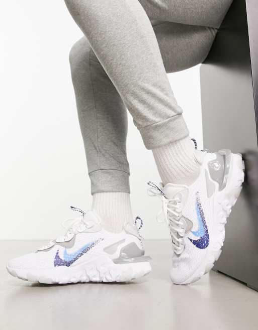 Nike React Vision Sneaker in WeiB und Blau mit doppeltem Swoosh Logo in Spruhoptik ASOS