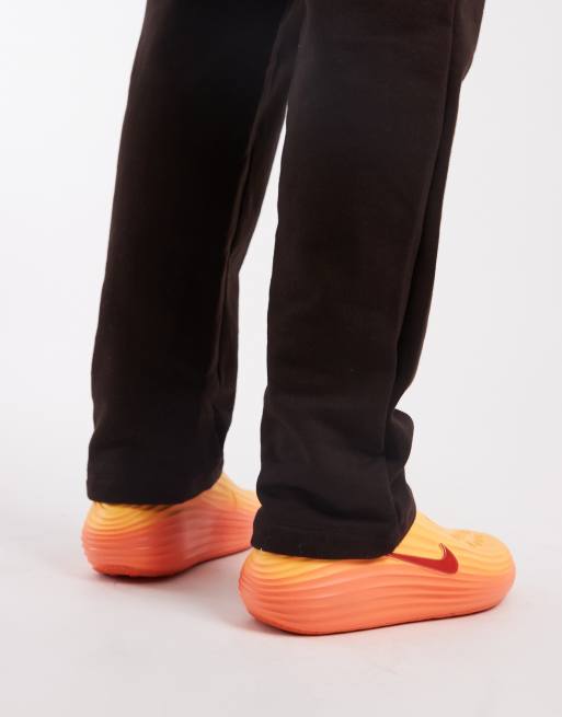 Nike – ReactX – Orange tofflor, 4 av 5