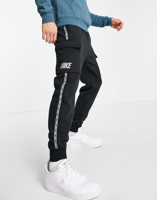 Nike - Repeat - Cargo-joggingbroek met logobies in zwart 