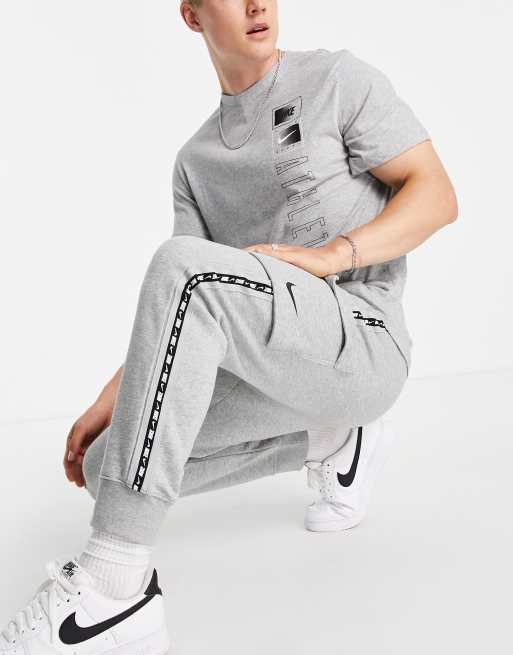 Nike – Repeat – Grå mjukisbyxor i cargostil med tejpade detaljer av fleece