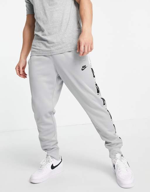 Nike - Repeat - Joggingbroek van polyknit met bies in grijs 