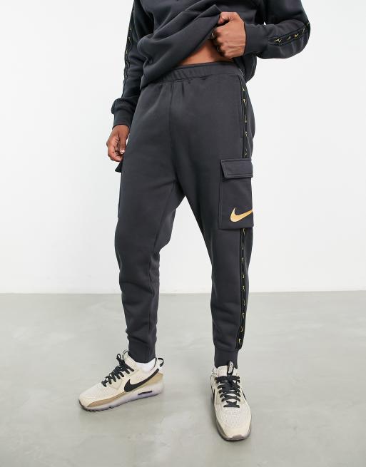 Nike - Repeat Pack - Cargo-joggingbroek in donker rookgrijs