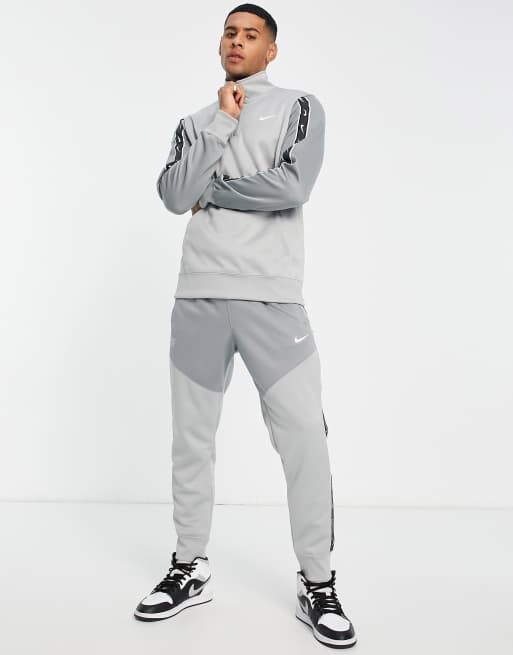 Nike – Repeat Pack – Grå mjukisbyxor i polyesterstickning