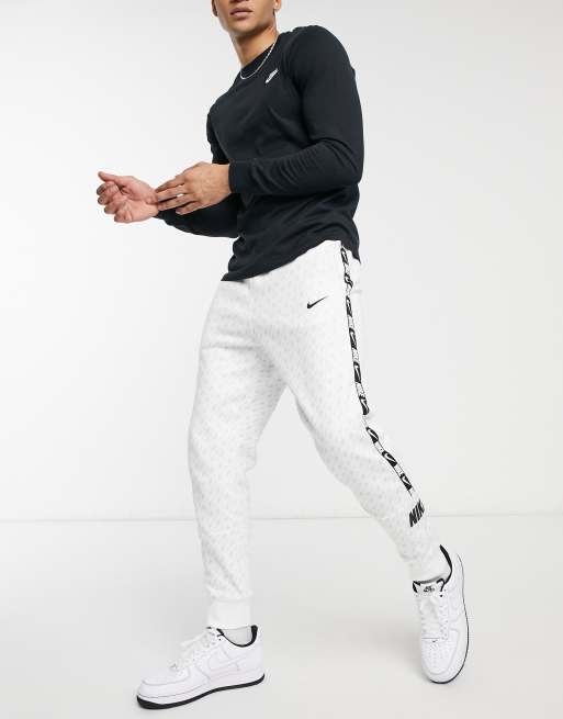 Nike Repeat Pack Jogger resserr aux chevilles avec bandes et logo imprim sur l ensemble Blanc