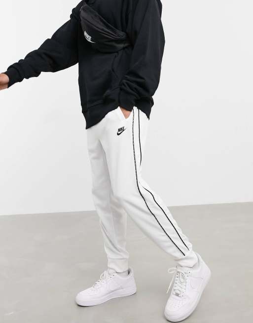 Nike Repeat Pack Joggers resserr aux chevilles en maille polyester avec bande logo Blanc