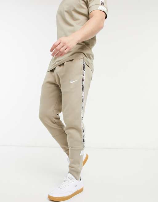 Nike – Repeat Pack – Jogginghose mit engen Bündchen in Stein