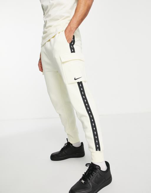 White nike best sale cargo joggers