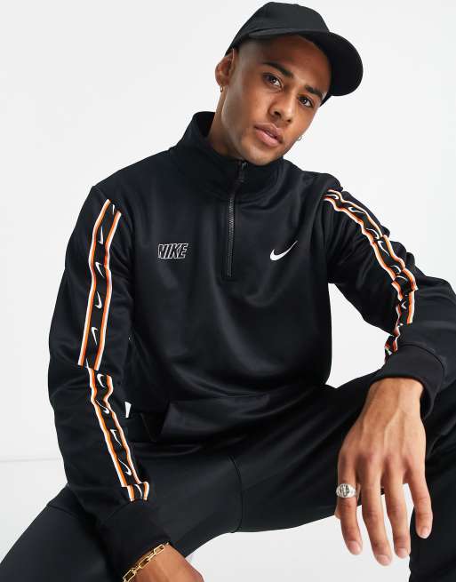 Nike – Repeat Pack – Svart och guldfärgad sweatshirt med dragkedja vid halsen av polyknit