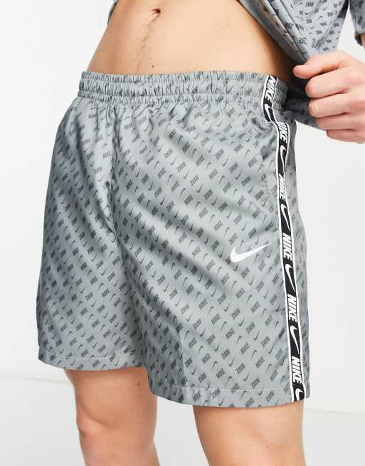 Nike – Repeat Pack – Szare szorty z logo na całej powierzchni i lampasami 