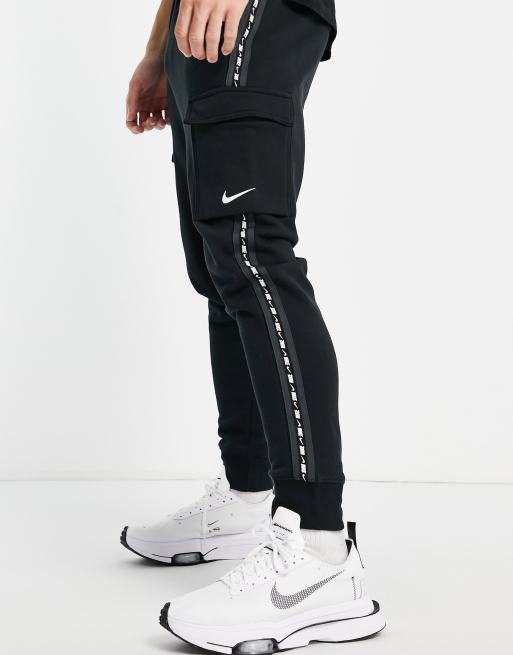 Nike – Repeat – Svarta mjukisbyxor i cargostil med tejpade detaljer av fleece, 2 av 4