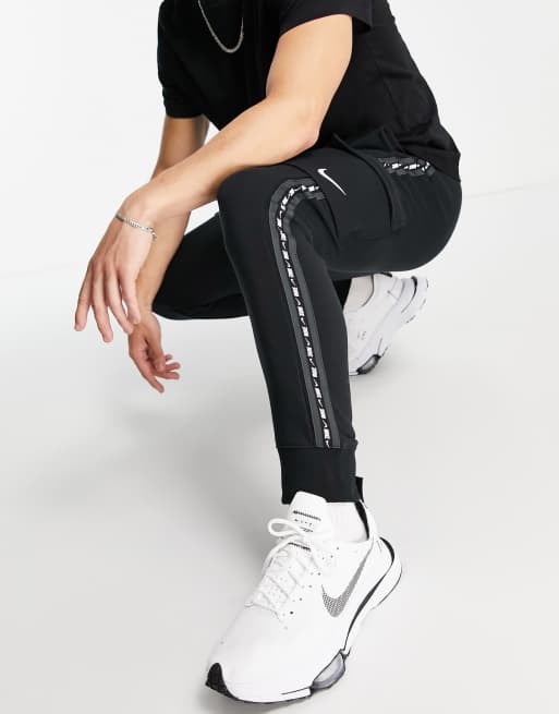 Nike – Repeat – Svarta mjukisbyxor i cargostil med tejpade detaljer av fleece, 3 av 4
