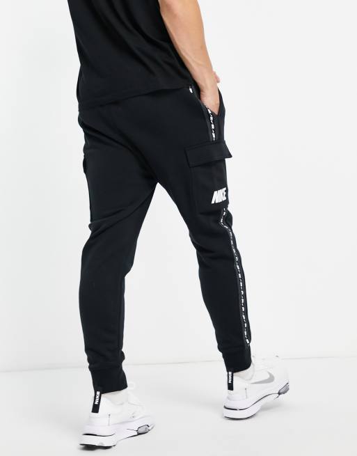Nike – Repeat – Svarta mjukisbyxor i cargostil med tejpade detaljer av fleece, 4 av 4