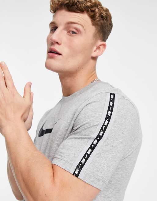 Nike Repeat – Szary T-shirt z powtórzonym logo Swoosh na lampasach