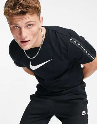 Nike – Repeat – T-Shirt in Schwarz mit Zierstreifen und Swoosh-Logo