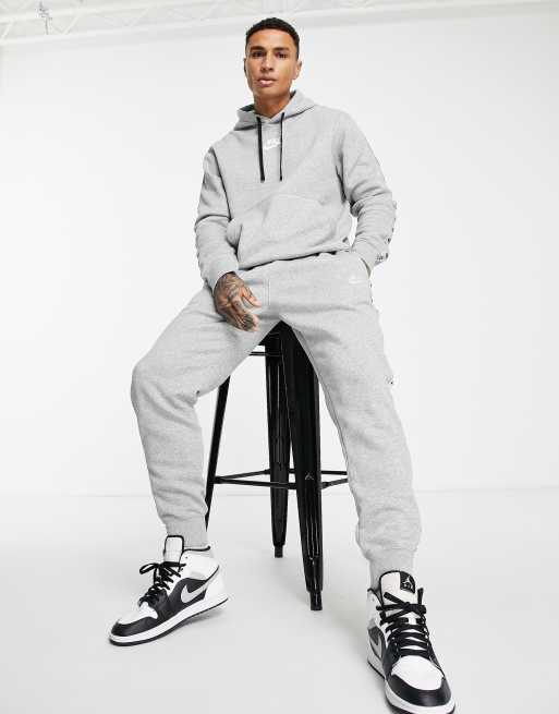 Nike - Repeat - Trainingspak van fleece met logobies in grijs