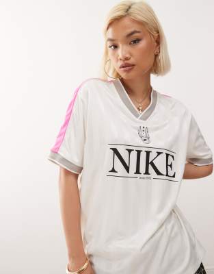 Nike Nike Retro Football v-neck shirt in white and pink