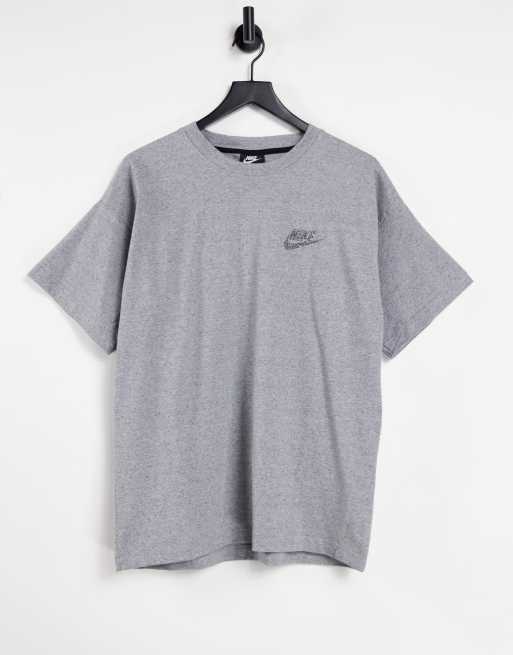 Nike – Revival – T-Shirt in Grau