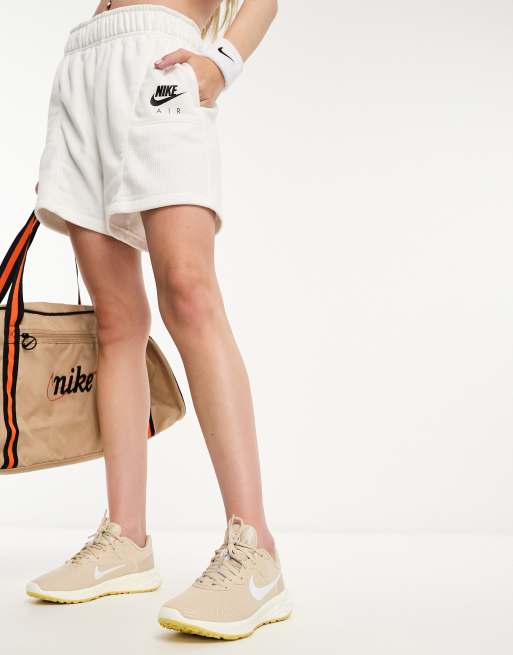 Nike revolution 5 beige new arrivals