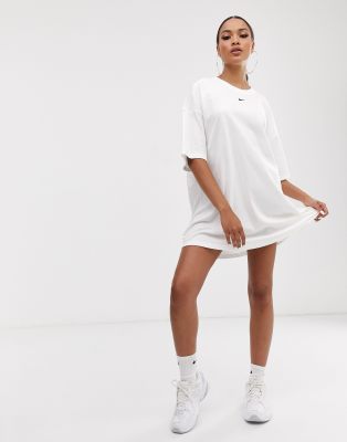 robe nike blanche
