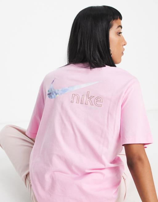 Nike – Rosa t-shirt i boyfriend-modell med metallisk, folierad swoosh-logga baktill