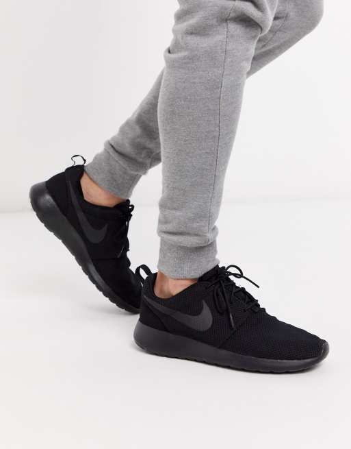 Nike Roshe 1 trainer in black |