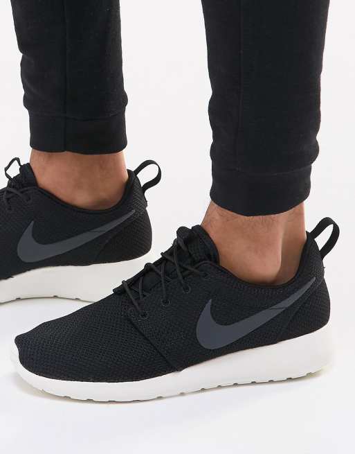 Barmhartig stroomkring Ineenstorting Nike Roshe - Hardloopschoenen in zwart 511881-010 | ASOS