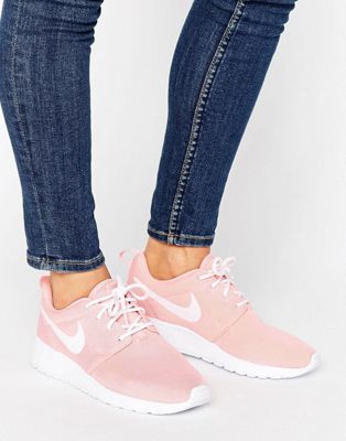 Nike - Roshe One - Scarpe da ginnastica rosa | ASOS