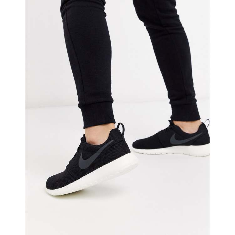 Nike Roshe One in black