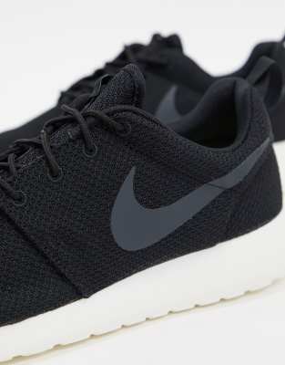 black nike roshe one