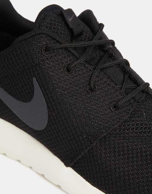 Roshe run nere outlet bianche