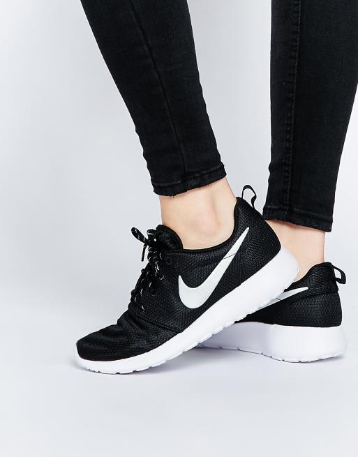 Roshe run best sale noir et blanc