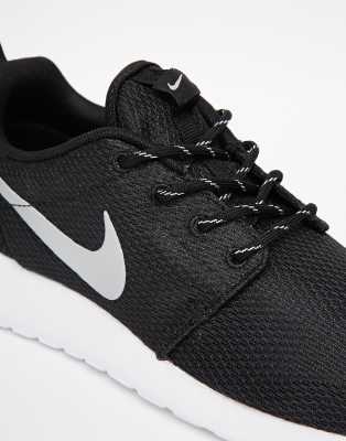 nike roshe black trainers