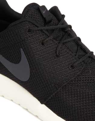 nike roshe run trainers