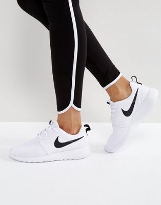 scarpe bianche e nere da ginnastica