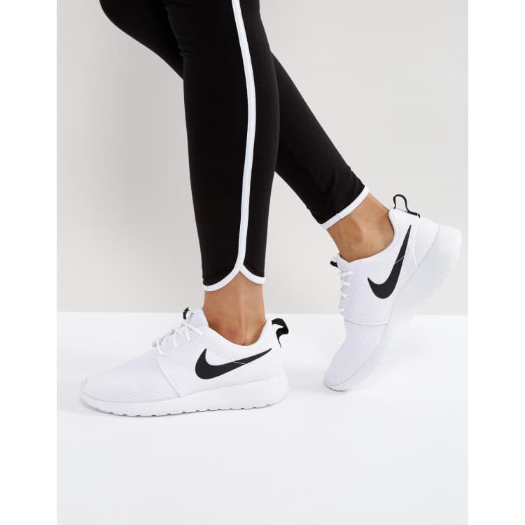 Nike Roshe Scarpe da ginnastica nere e bianche ASOS