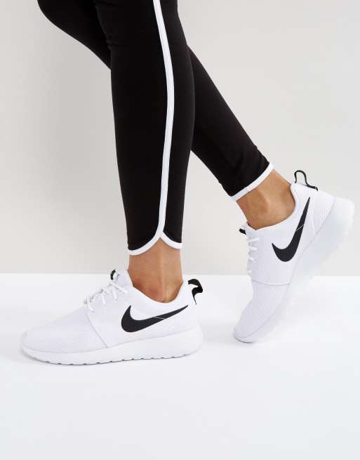 Nike Roshe Scarpe da ginnastica nere e bianche ASOS