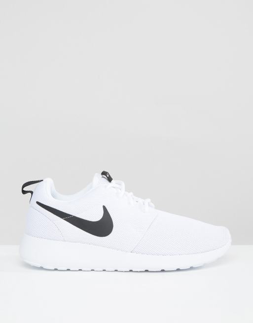 Nike Roshe Scarpe da ginnastica nere e bianche ASOS