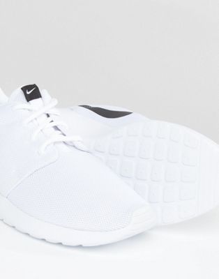 Nike - Roshe - Scarpe da ginnastica nere e bianche | ASOS