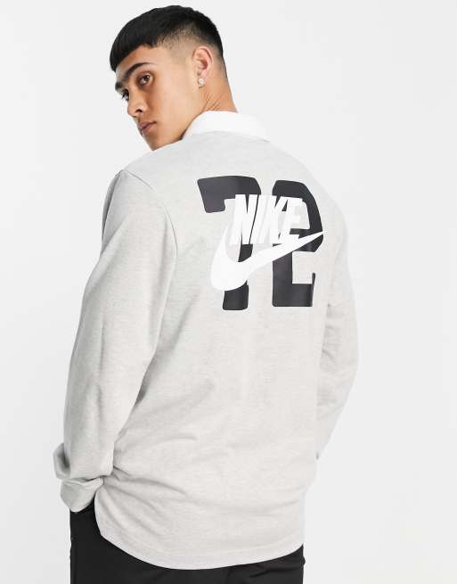 Nike - Rugbyshirt met collegeprint op de rug in grijs