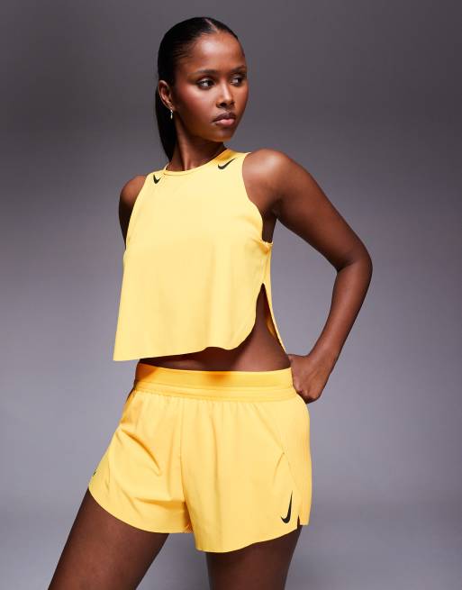 Nike Running – Aeroswift – Dri-FIT – Gula shorts med medelhög midja och plissering, 2 av 5