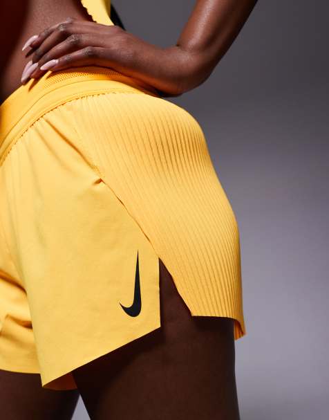 Nike Running - Aeroswift Dri-FIT - Pantaloncini plissé gialli a vita medio alta - view 1