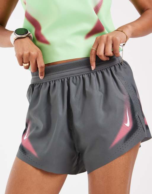 Nike Running Aeroswift Dri-FIT short mi-haut 3 pouces gris et rose, 3 de 5