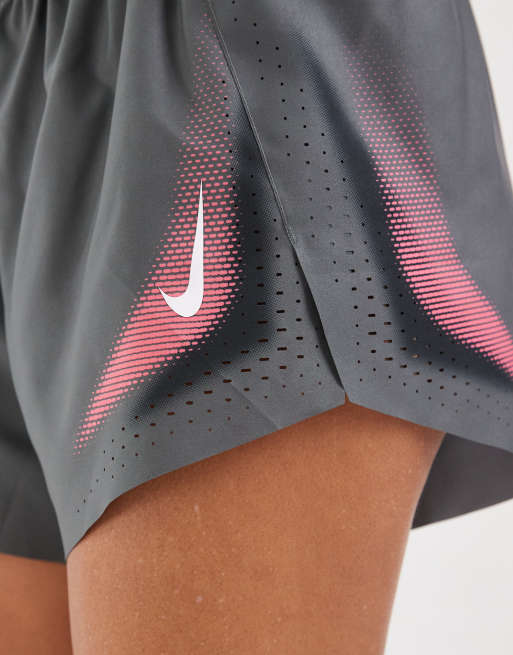Nike Running Aeroswift Dri-FIT short mi-haut 3 pouces gris et rose, 4 de 5