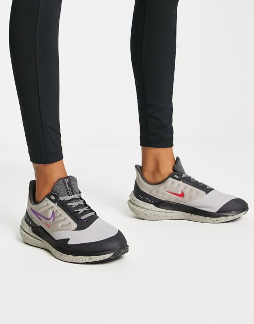 Nike Running – Air Winflo 9 Shield – Sneaker in Grau