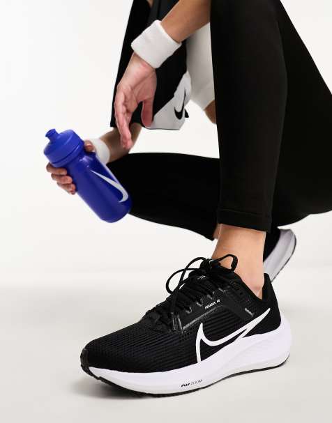 Basic black hot sale nike shoes