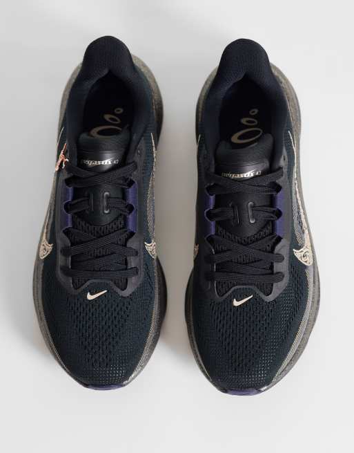 Nike Running Air Zoom Pegasus 42 Keely Hodgkinson sneakers i sort og guld, 2 af 5