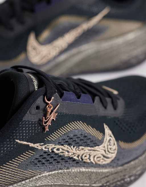 Nike Running Air Zoom Pegasus 42 Keely Hodgkinson sneakers i sort og guld, 3 af 5